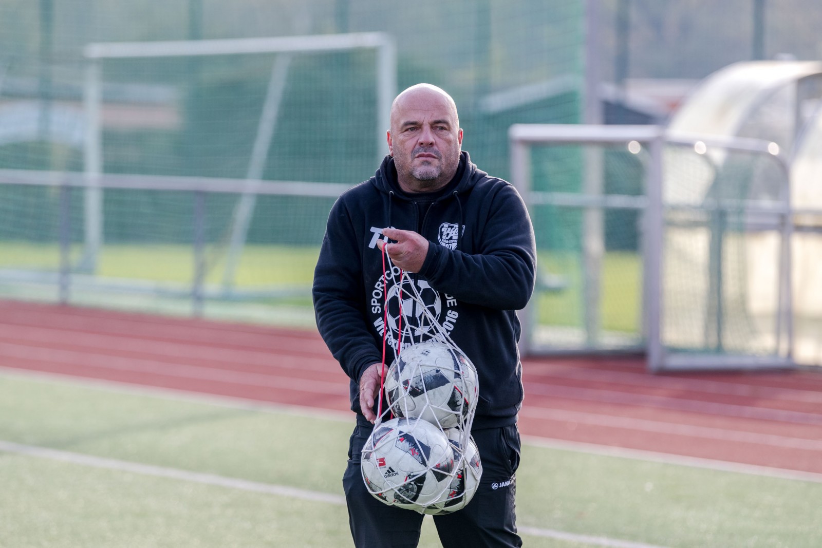 Kompetent und kumpelhaft: VfL-Trainer Holger Weinhold führt die 