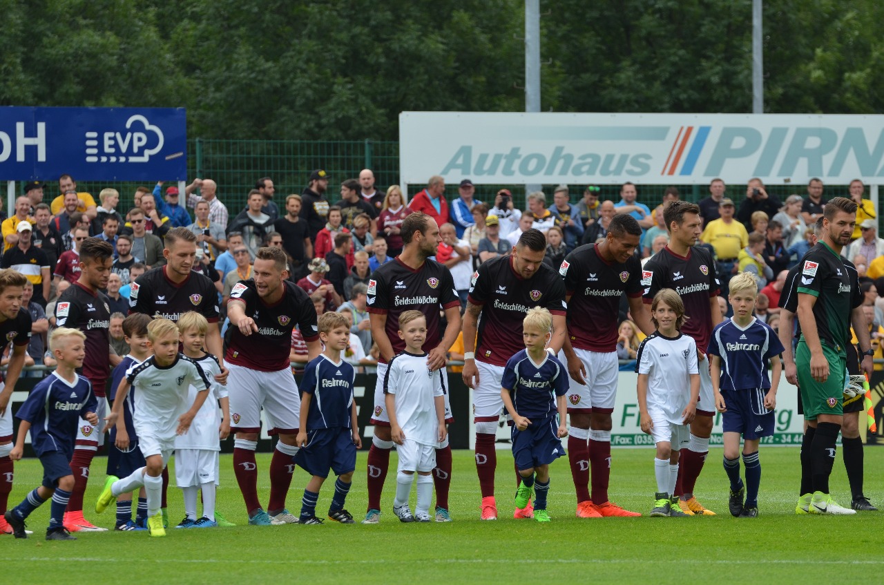 Die G- und E-Junioren des VfL Pirna liefen mit den Dynamo-Spielern ins Stadion ein. Foto: VfL/privat