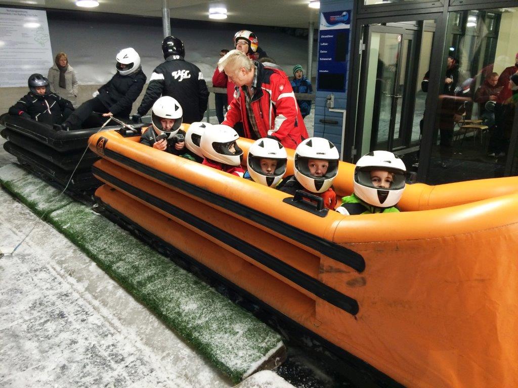 Die VfL-E2 rüstete sich bei einem Mannschaftsausflug für eine Fahrt im Eiskanal in Oberhof. Foto: VfL