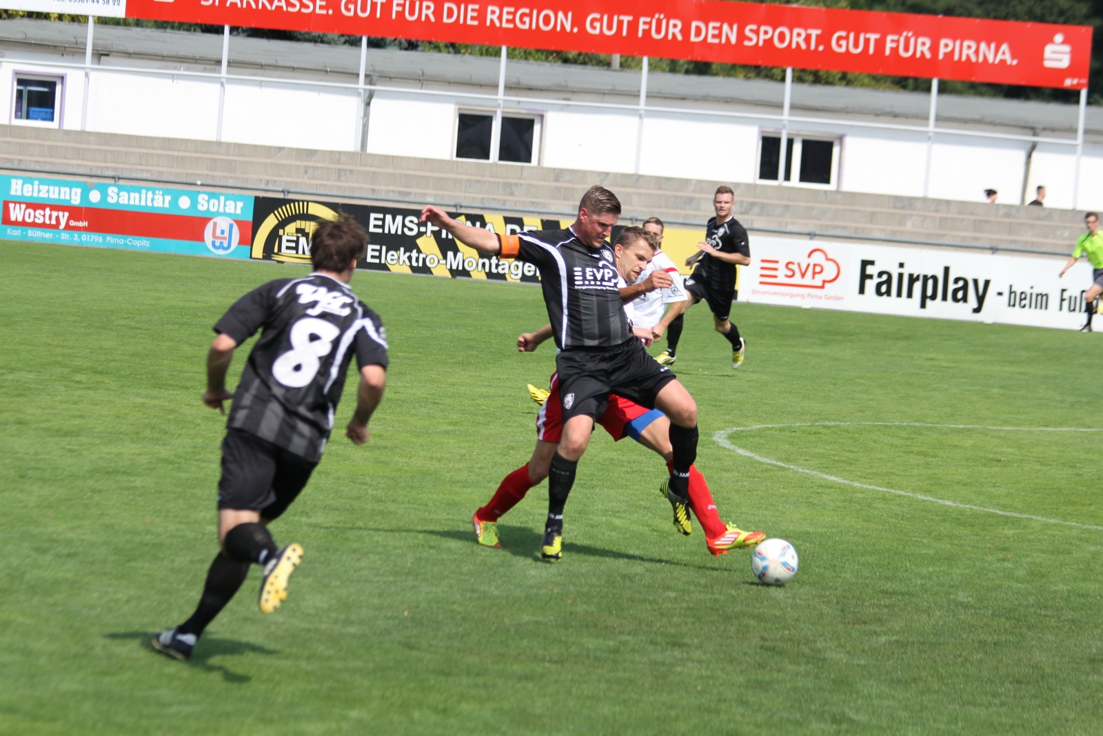 VfL-Verteidiger Steffen Dörner drängt zum Ball und den Gegner ab. Foto: Karsten Hannover/Grimma