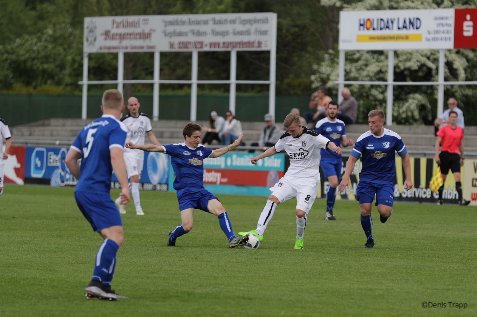 Mittelfeld-Pressing: Florian Kärger vom VfL muss um den Ball kämpfen. Foto: www.dennistrapp.de