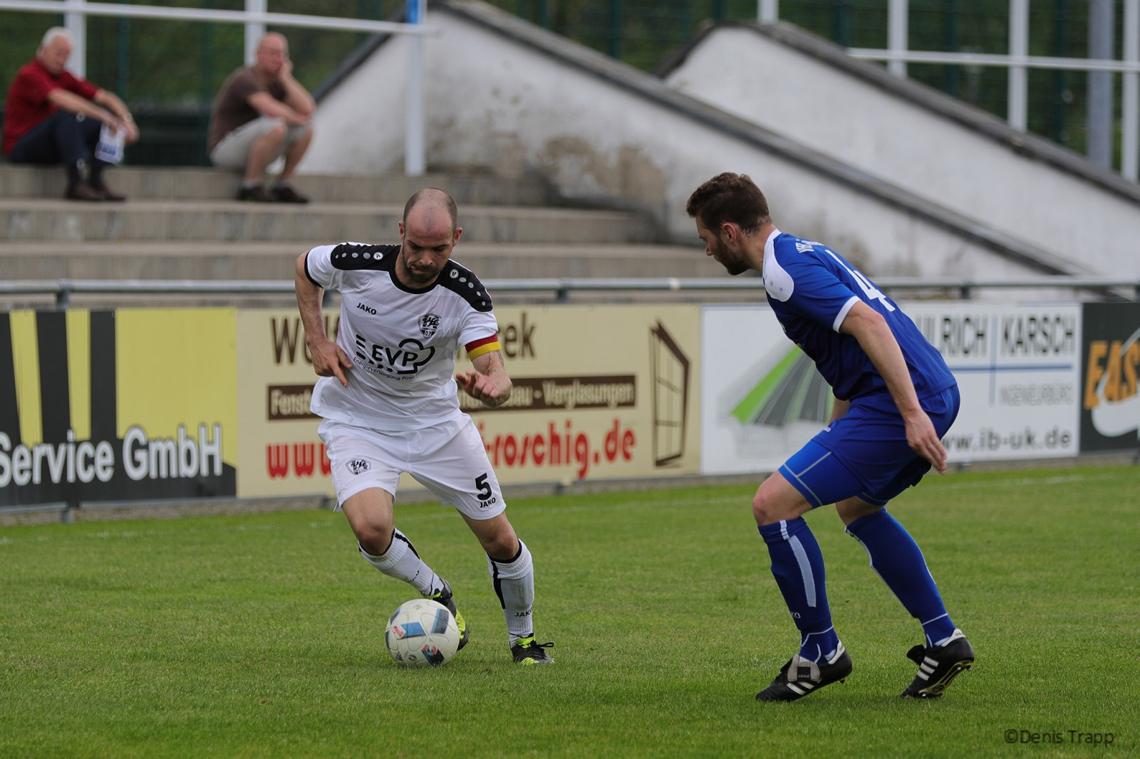 Antritt und Antrieb: VfL-Kapitän Christoph Hartmann zieht an seinem Gegenspieler vorbei. Foto: www.dennistrapp.de