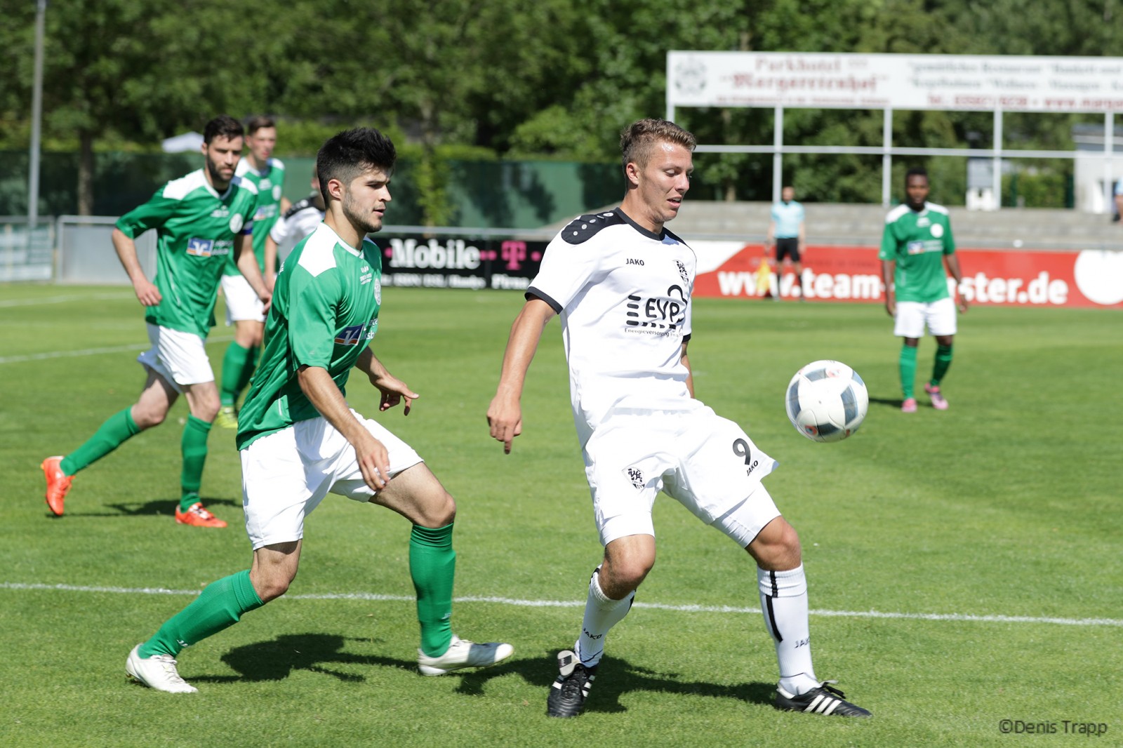 Ball abschirmen, Gegner fernhalten: VfL-Stürmer John-Benedikt Henschel. Foto: www.denistrapp.de