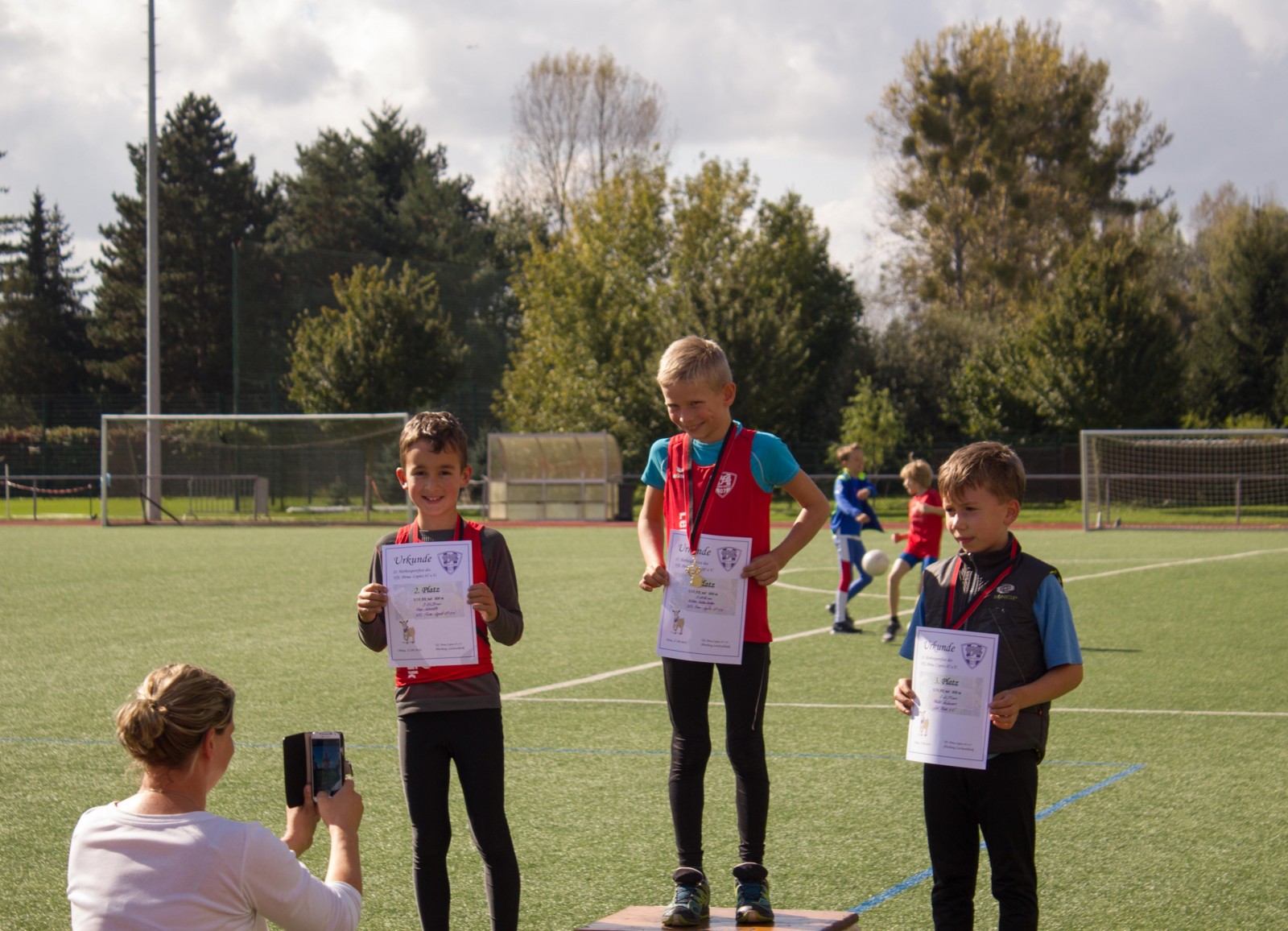 Siegerehrung: Niklas (1. Platz) und Aron (2. Platz) vom VfL haben Grund zur Freude. Foto: VfL