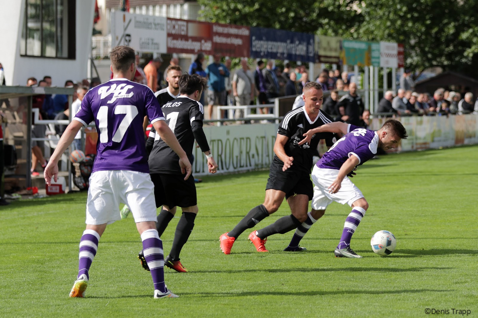 Hält seinen Gegenspieler gekonnt zurück: VfL-Spieler Robert Kluttig. Foto: www.denistrapp.de