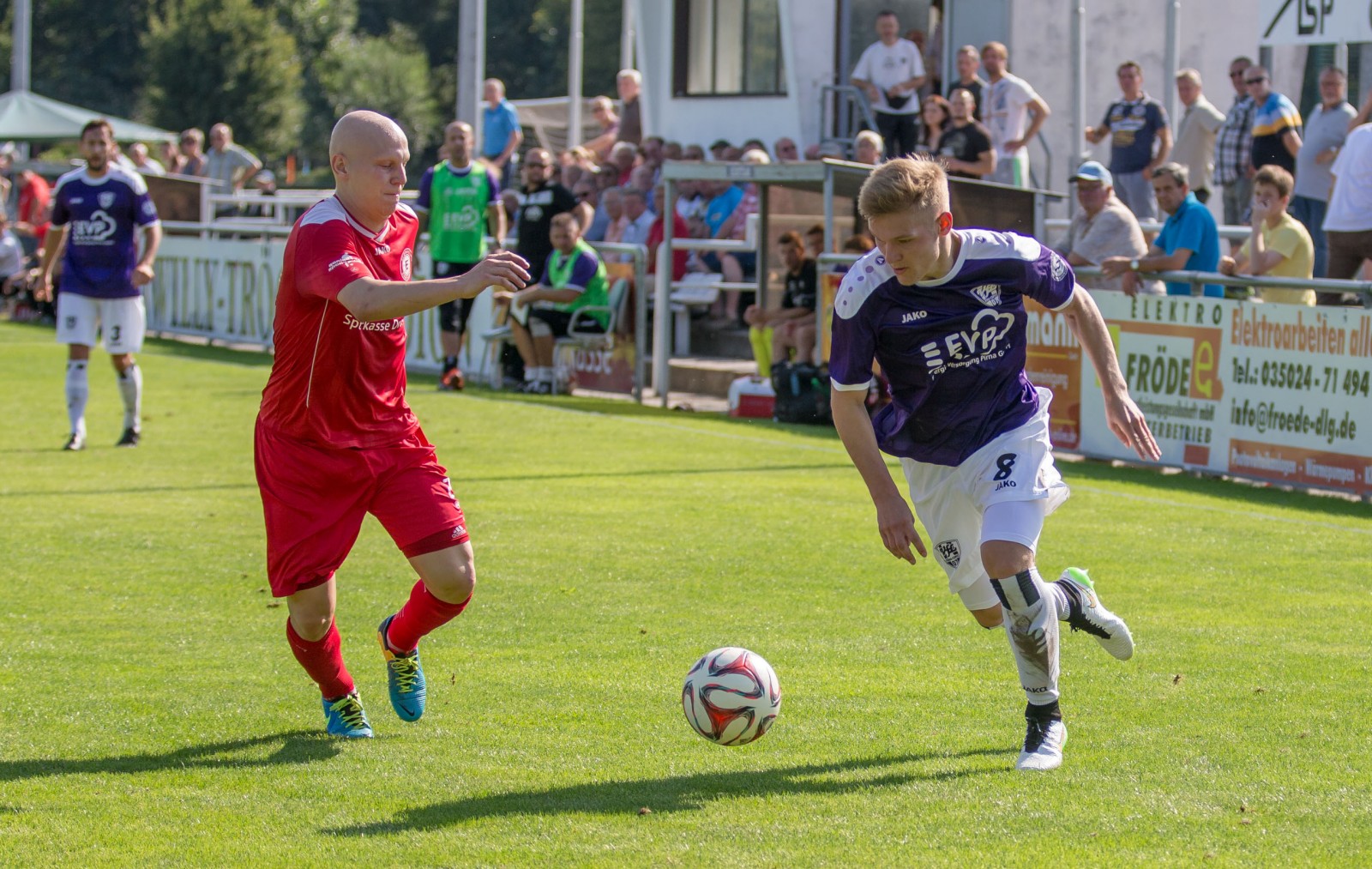 Dynamisch in Lila-weiß: Kevin Schur dribbelt an seinem Gegenspieler vorbei. Foto: Marko Förster