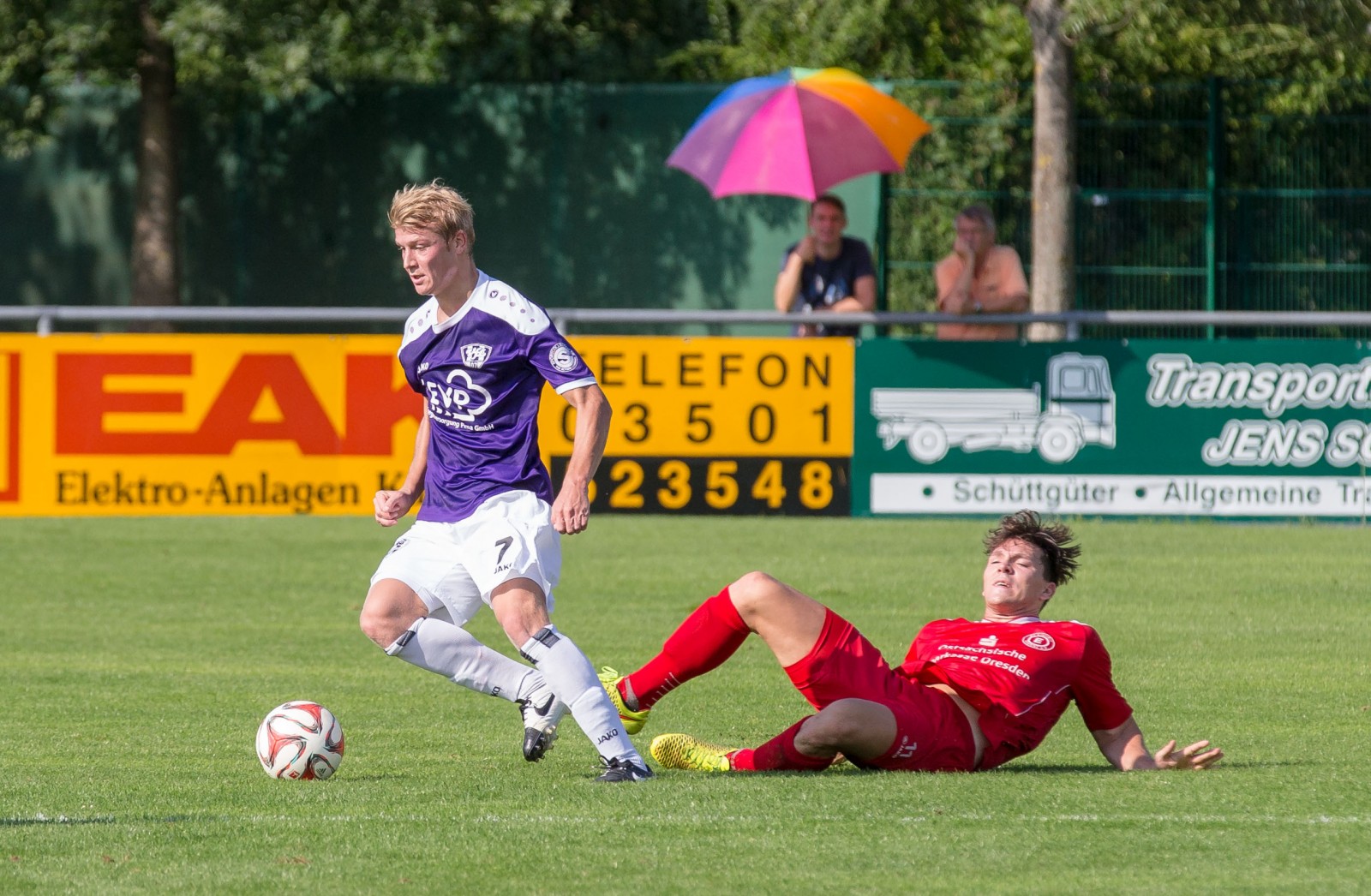 VfL-Spielgestalter Tobias Naumann bleibt im Zweikampf obenauf. Foto: Marko Förster