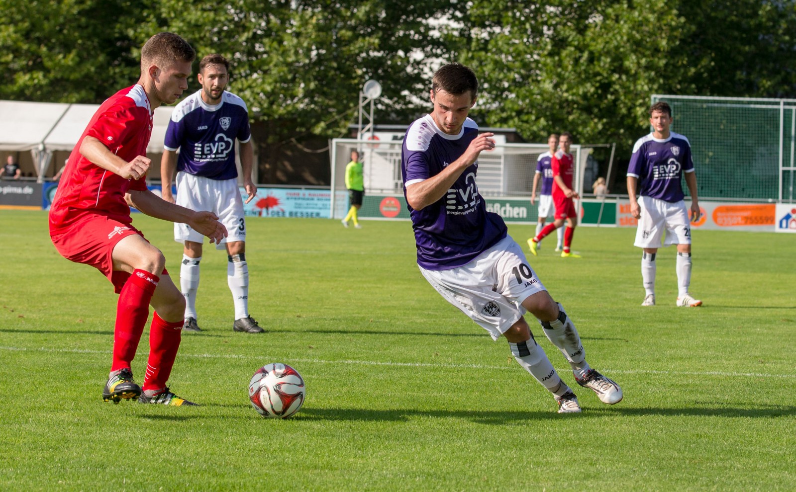 Lila-weißer Angriffswirbel - hier mit Martin Schmidt am Ball. Foto: Marko Förster