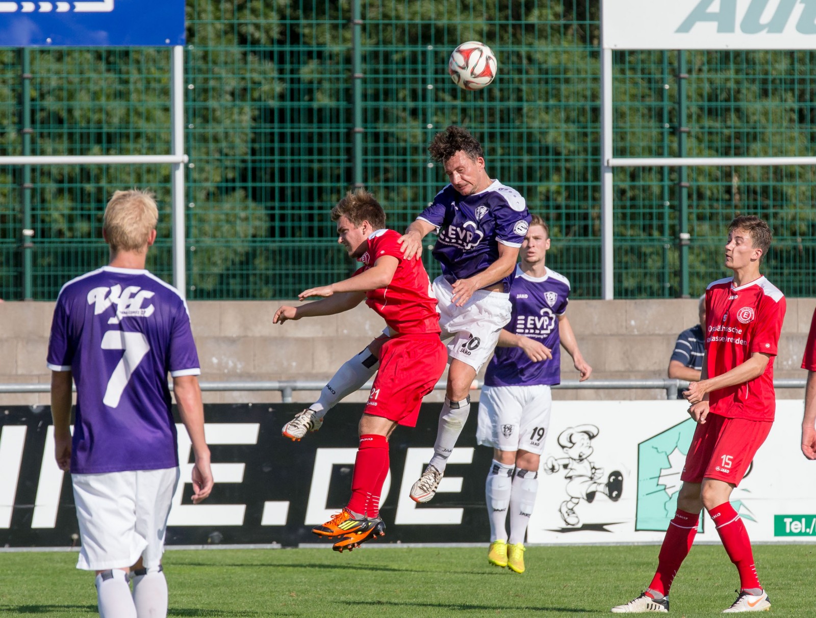 Die VfL-Spieler Tobias Naumann (7) und Felix Helm (19) staunen, wie hoch Mario Scholze noch springen kann. Foto: Marko FÃ¶rster