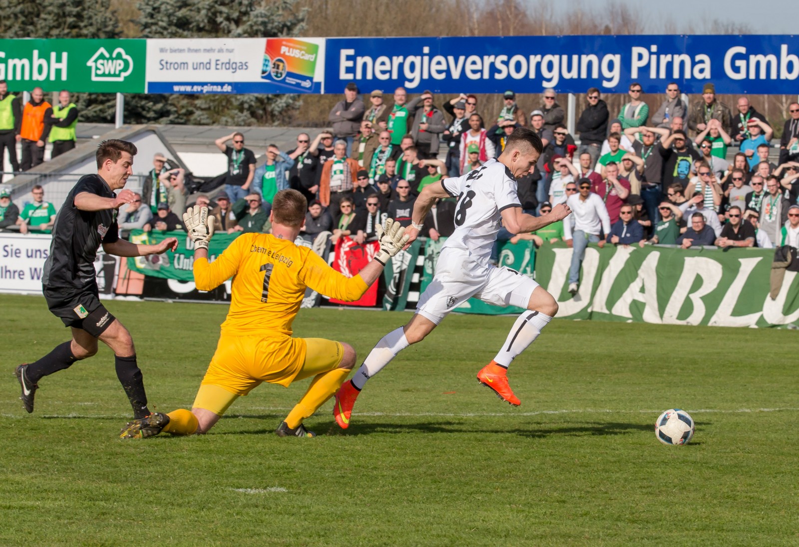 Torjäger! VfL-Stürmer Marius Riedel zieht am Keeper vorbei und trifft. Foto: Marko Förster