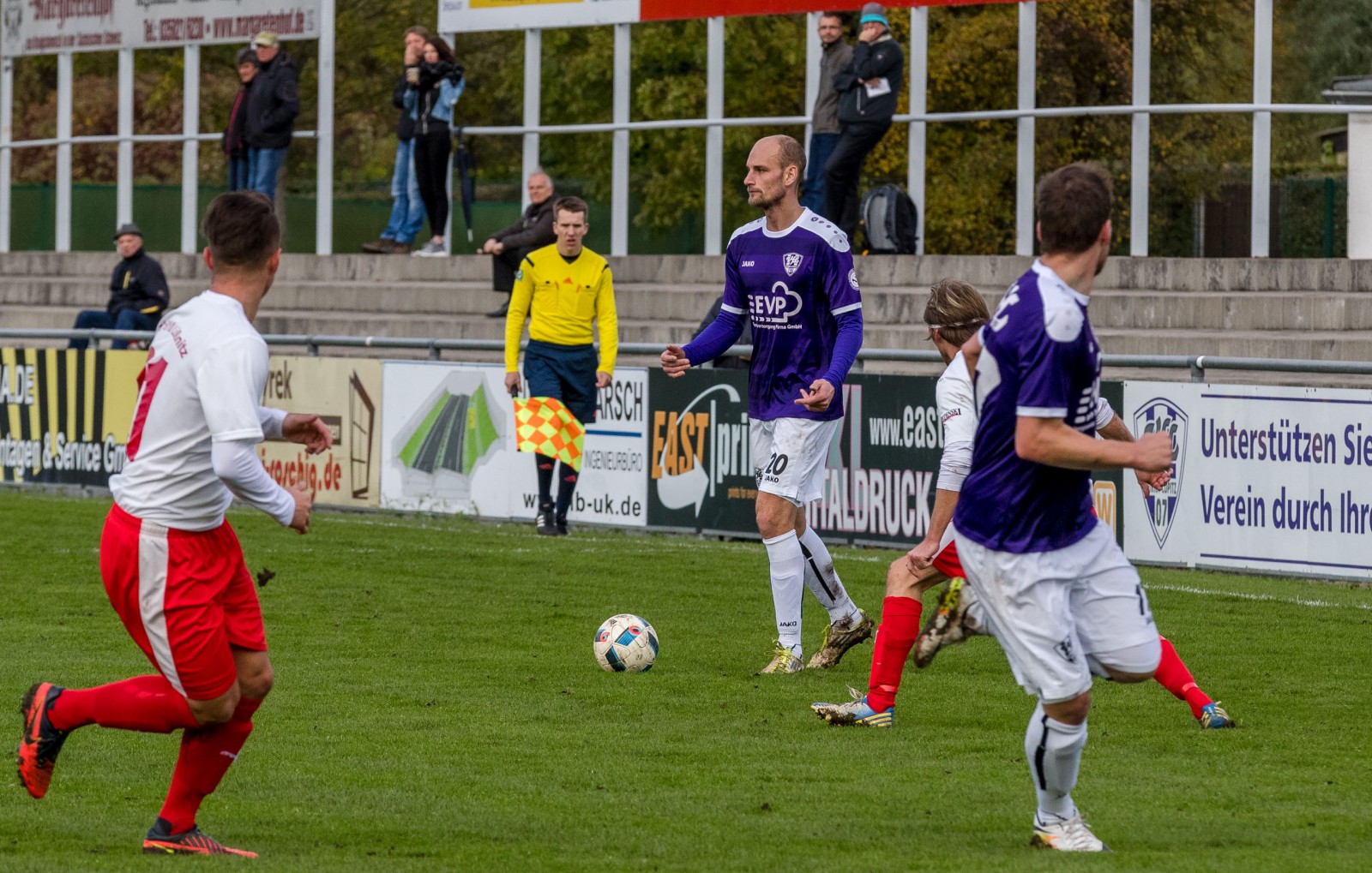 Ball am Fuß, Blick oben: VfL-Defensivstratege Jan Benes. Foto: Marko Förster