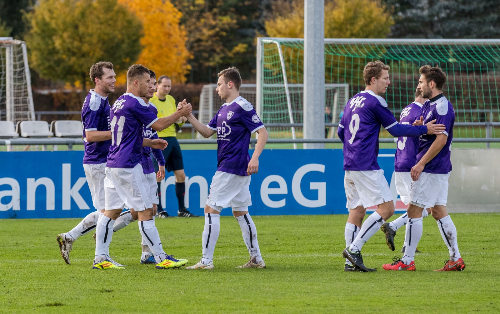 Lasst uns feiern! Die VfL-Spieler jubeln über einen Treffer. Foto: Marko Förster