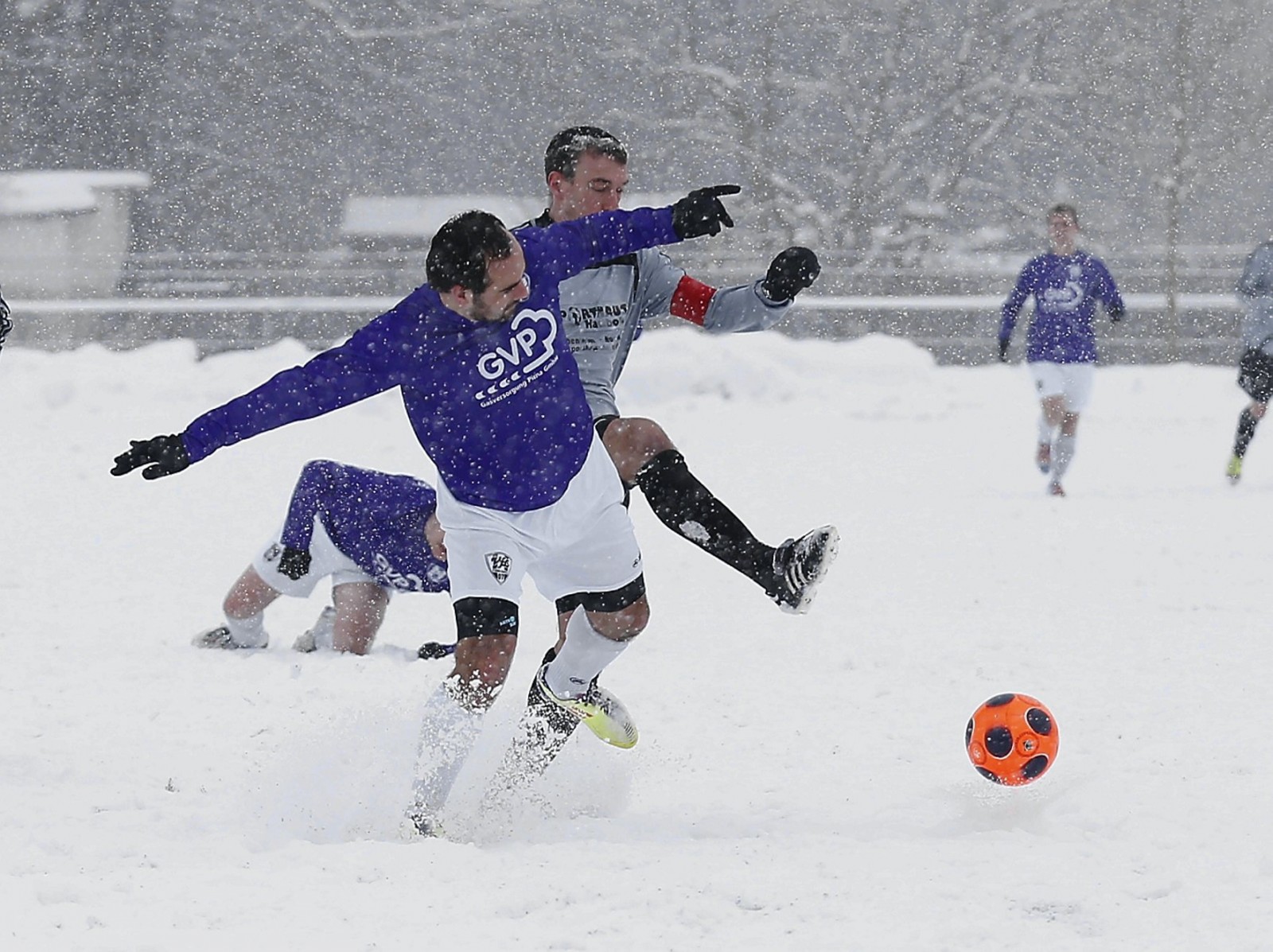 Lila-weiß drängt zum Spielgerät - Winterspiele beim VfL. Foto: Marko Förster