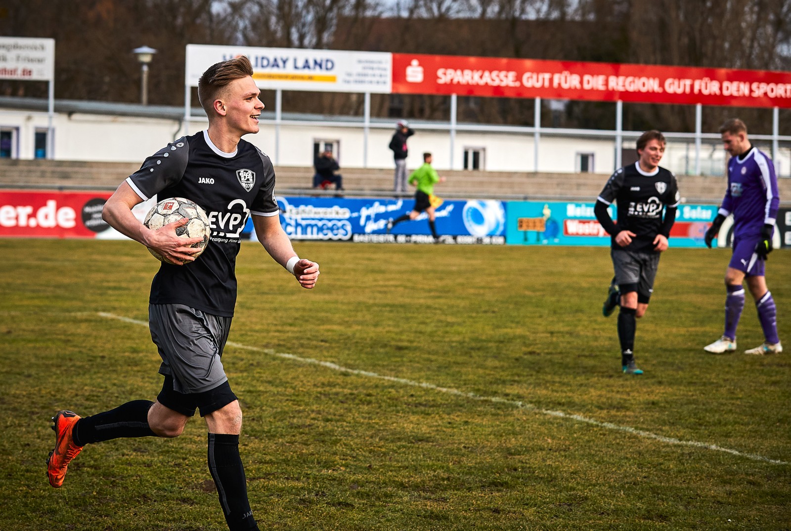 Freude und Optimismus: VfL-Spieler Florian Kärger stürmt mit dem Ball davon. Foto: Marko Förster