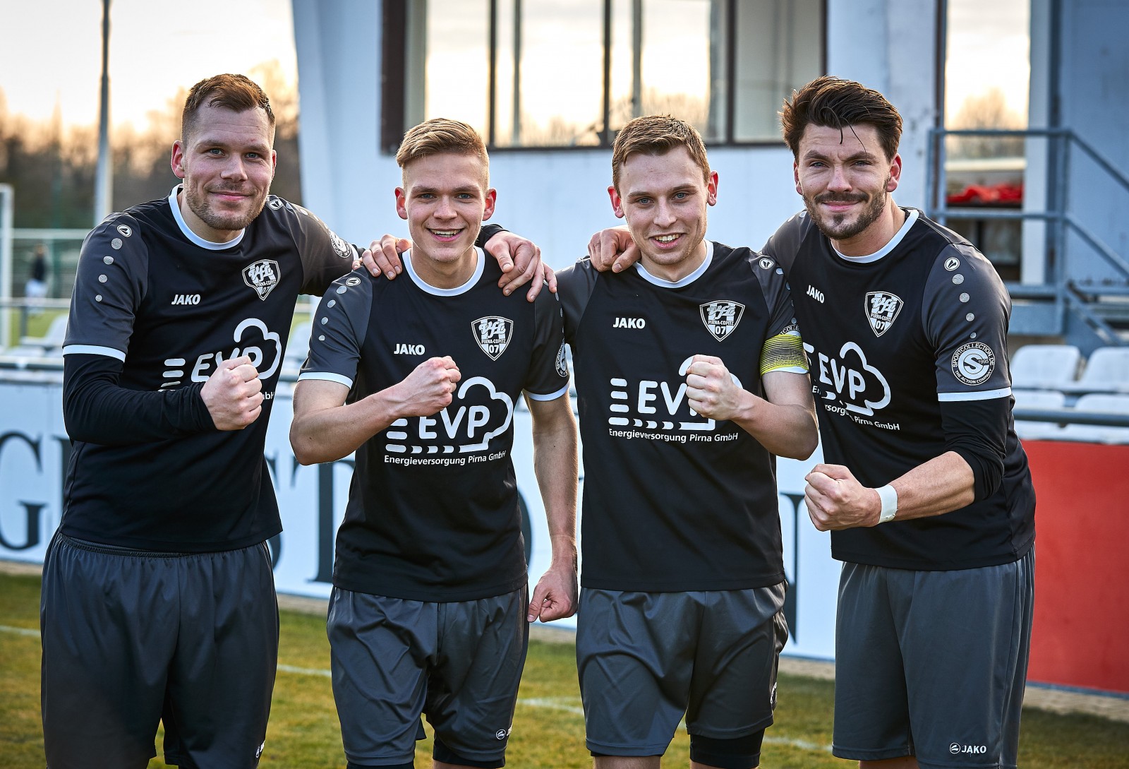 Gemeinsam zum Erfolg: Die VfL-Spieler Kay Weska (v.l.n.r.), Florian Kärger, Sebastian Scholz und Stefan Höer. Foto: Marko Förster