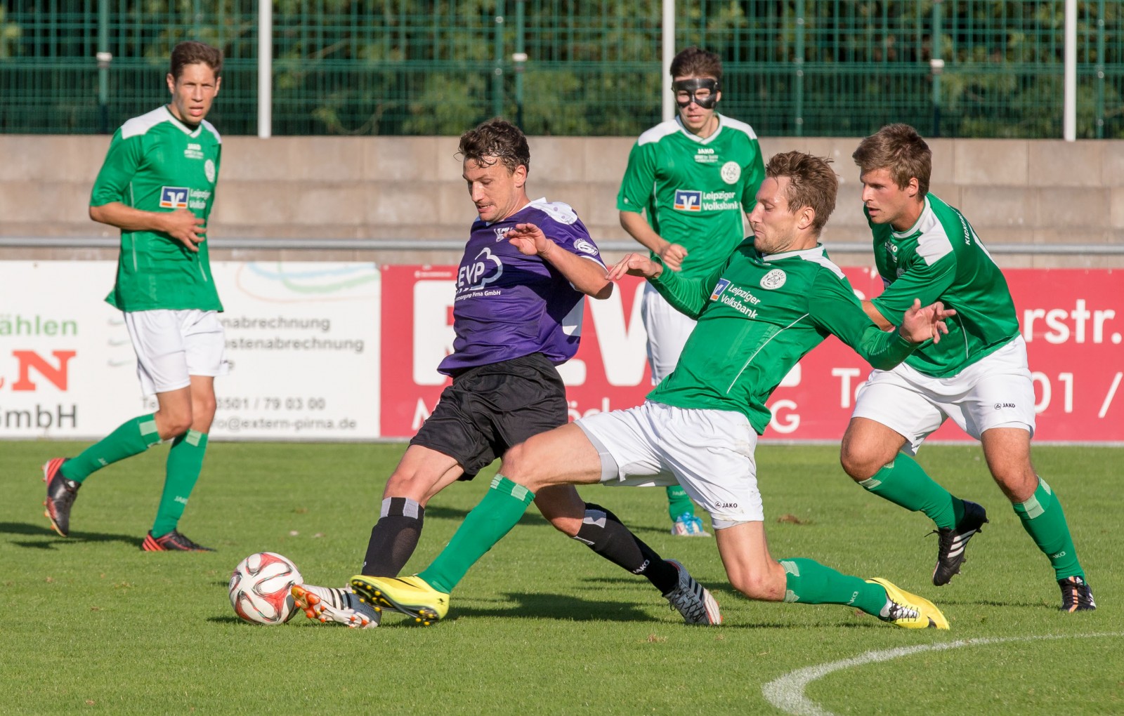 Mit enger Ballführung zum Ziel: VfL-Mittelfeldspieler Mario Scholze. Foto: Marko Förster