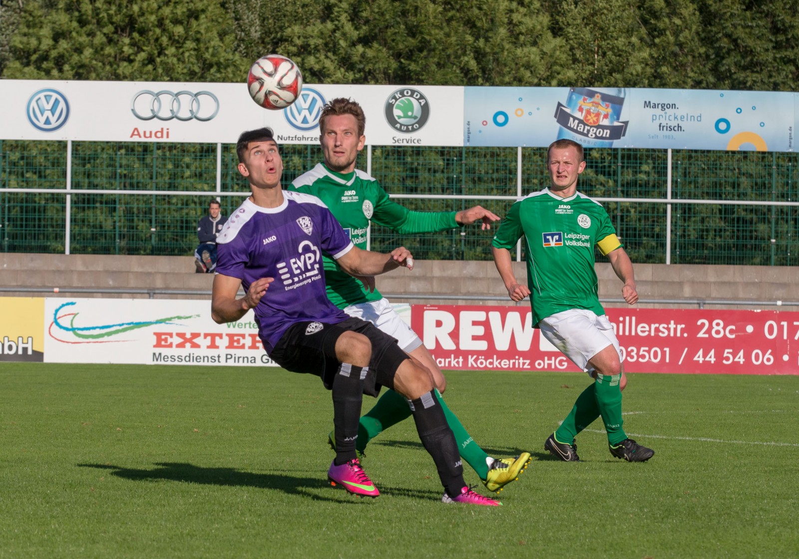 Alle Augen auf den Ball: VfL-Stürmer Marius Riedel behauptet sich gegen seine Gegner. Foto: Marko Förster