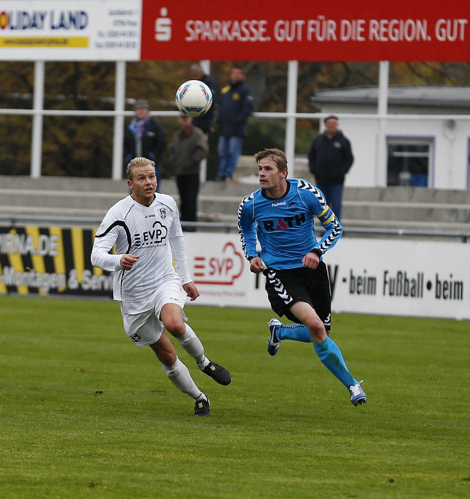 Im Gleichschritt: John Braun vom VfL und sein Gegenspieler. Foto: Marko Förster