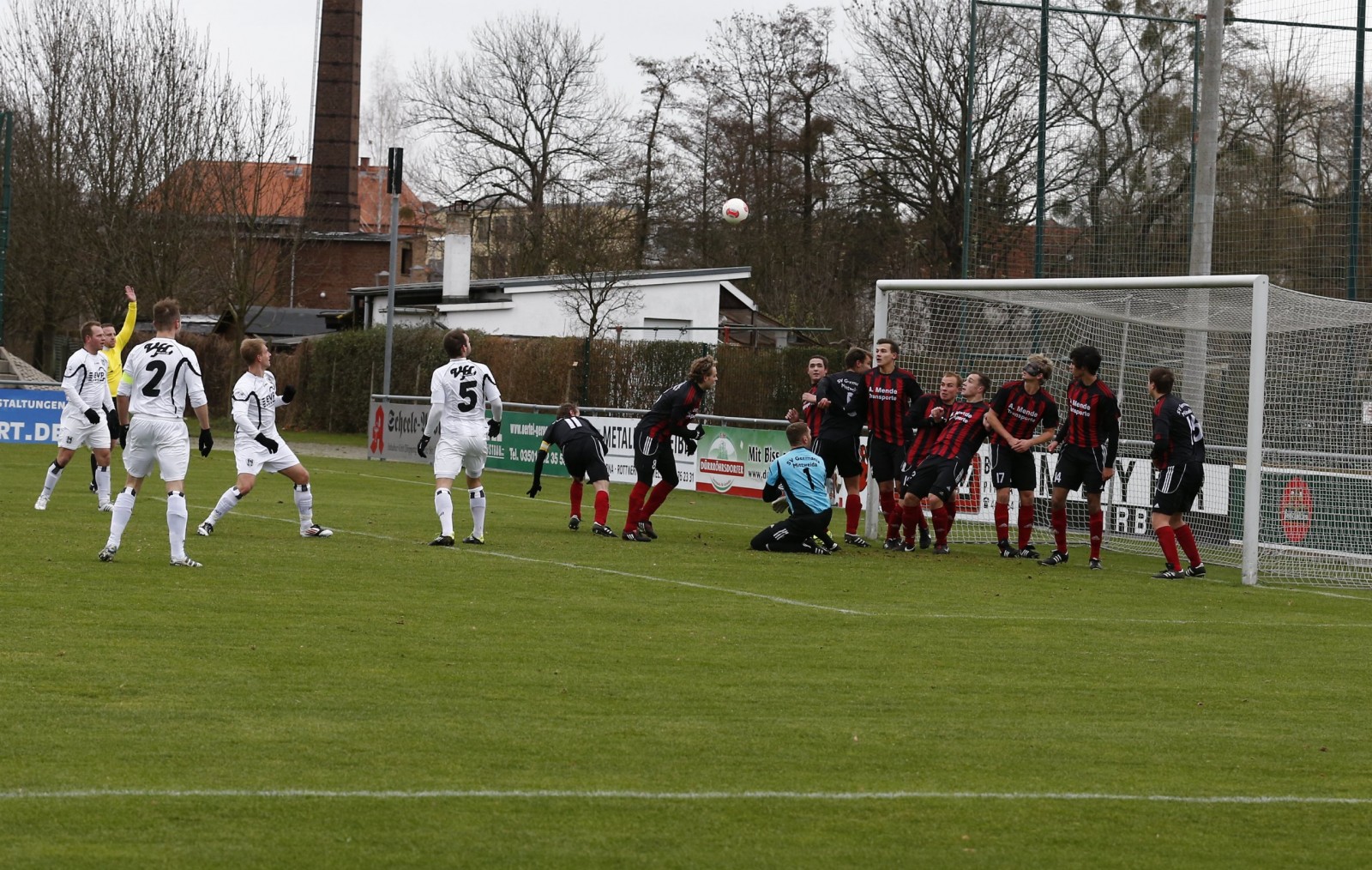 Der VfL schießt, die Gegner versperren das Tor. Foto: Marko Förster