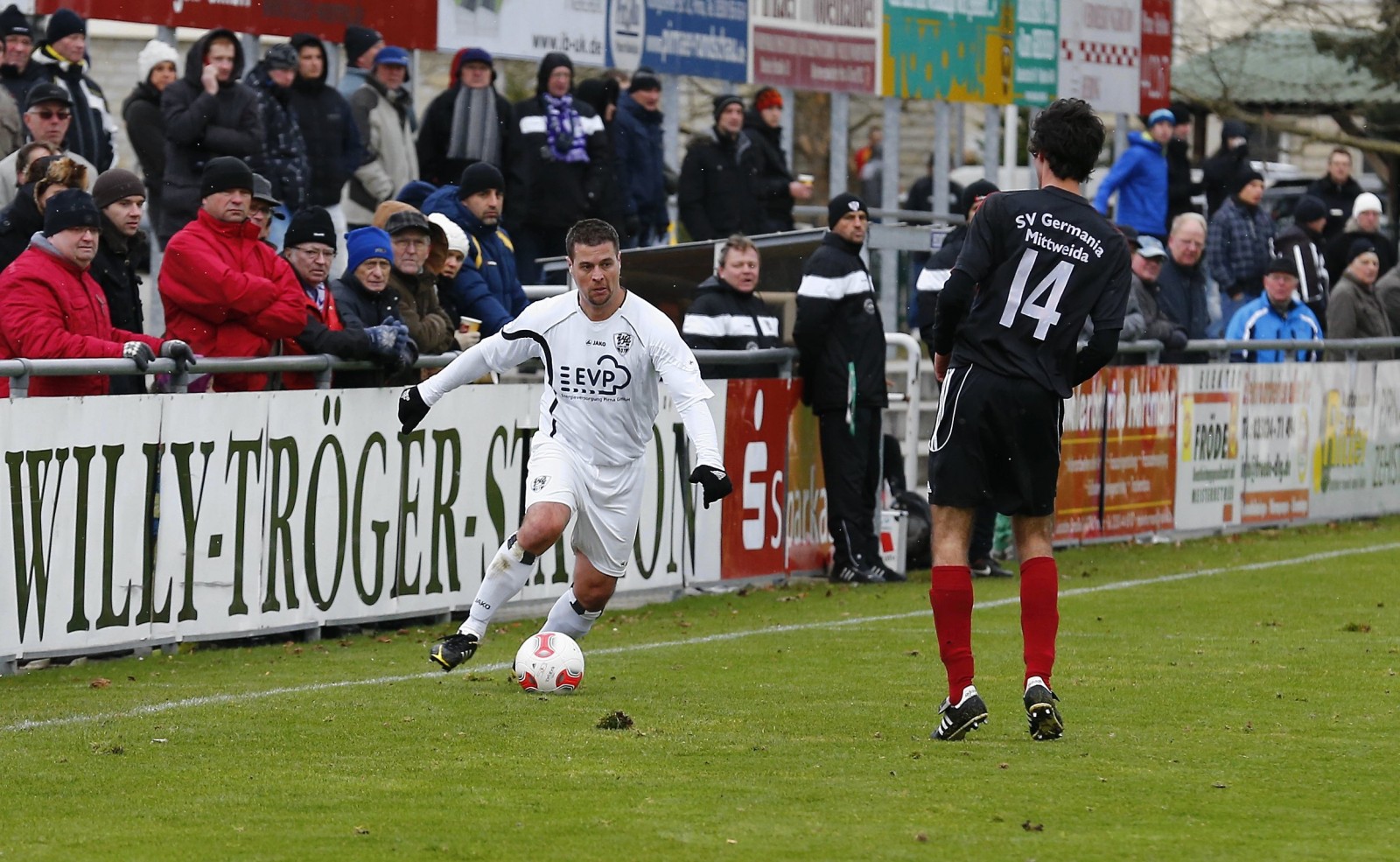 VfL-Spieler Frank Paulus setzt zum Dribbling an. Foto: Marko Förster