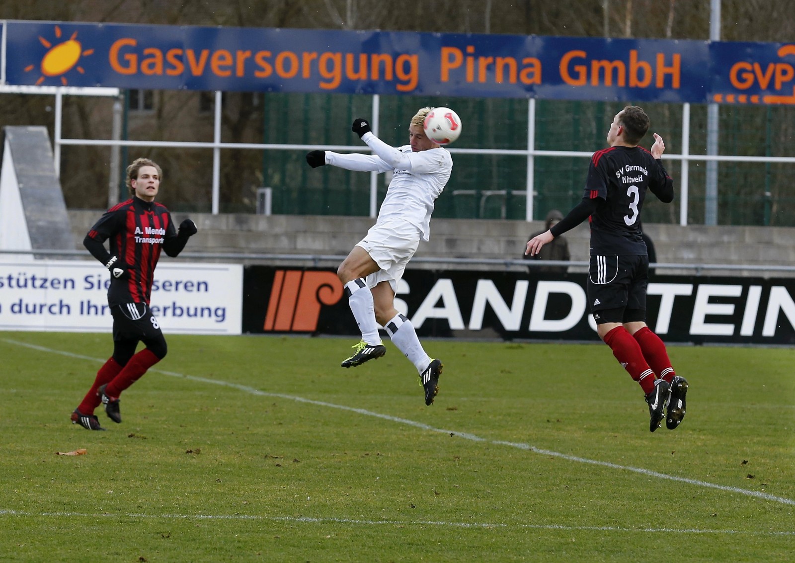 VfL-Stürmer Ronny Kreher erobert einen Ball im Mittelfeld. Foto: Marko Förster