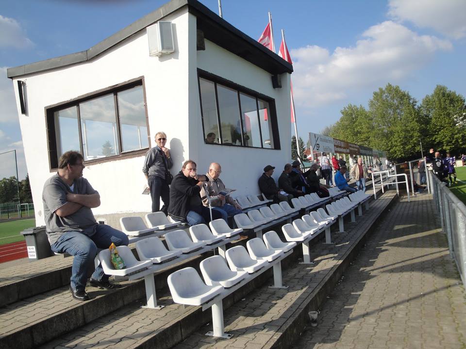 ...doch das änderte sich: Gerade die Haupttribüne war gut besetzt. Foto: Matze-Groundhopping