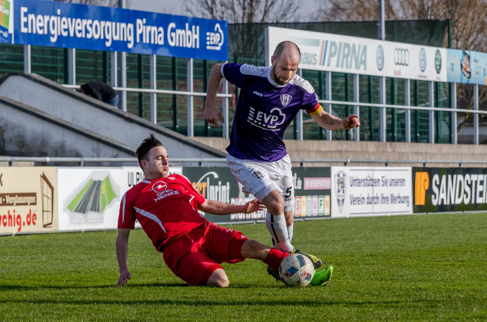 Setzt sich im Dribbling durch: VfL-Kapitän Christoph Hartmann. Foto: Marko Förster