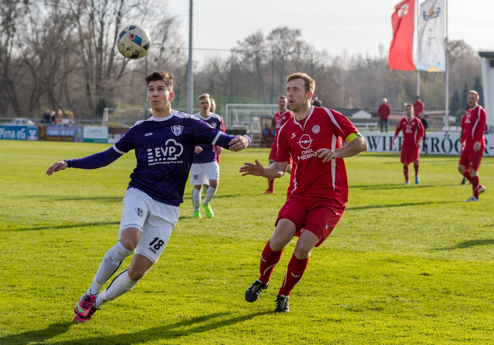 Ball im Blick, Gegner leicht auf Distanz: So zieht VfL-Stürmer Marius Riedel am liebsten zum Tor. Foto: Marko Förster