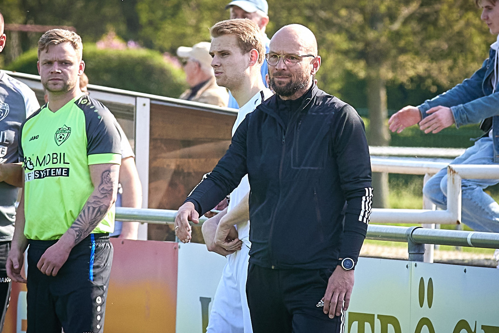 Greift ein, hilft und coacht: VfL-Cheftrainer Nico Däbritz ist mit Leidenschaft dabei. Foto: Marko Förster