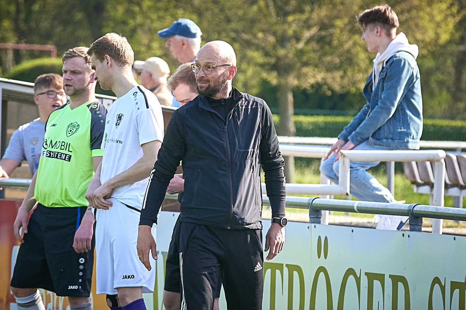Stets nah dran am Geschehen: VfL-Cheftrainer Nico Däbritz. Foto: Marko Förster