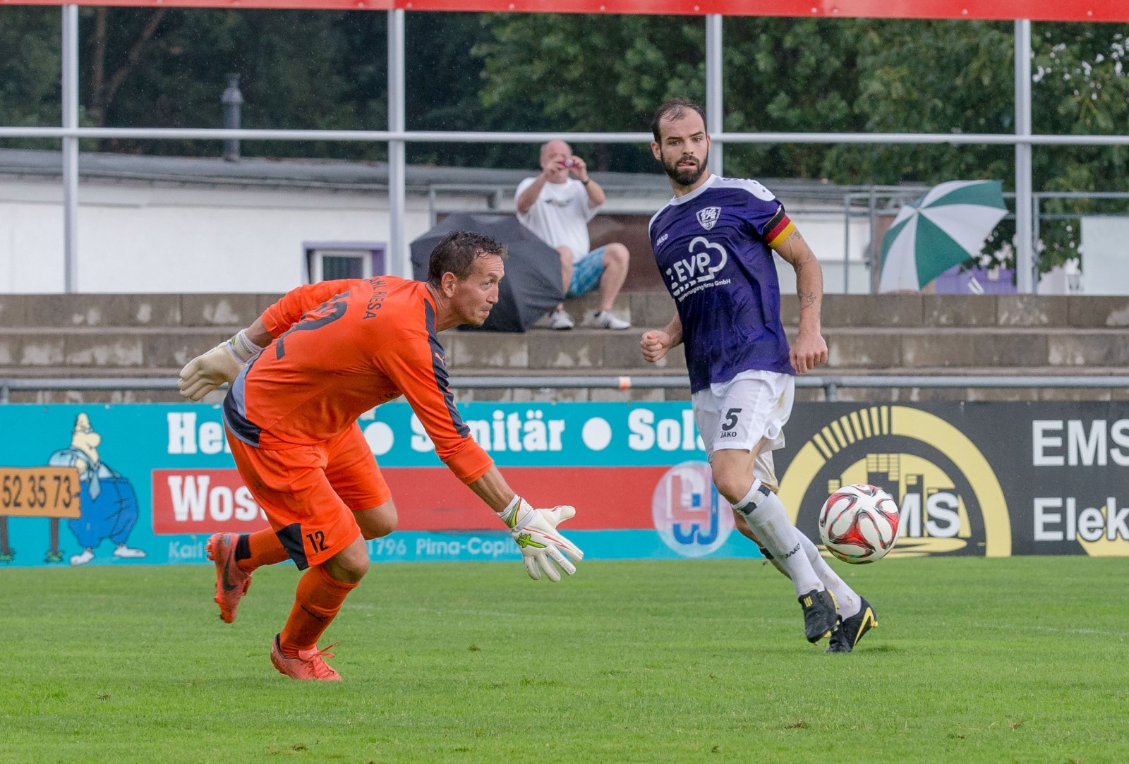 VfL-Spieler Christoph Hartmann taucht vor Riesa-Keeper Marcus Hesse auf. Foto: Marko Förster