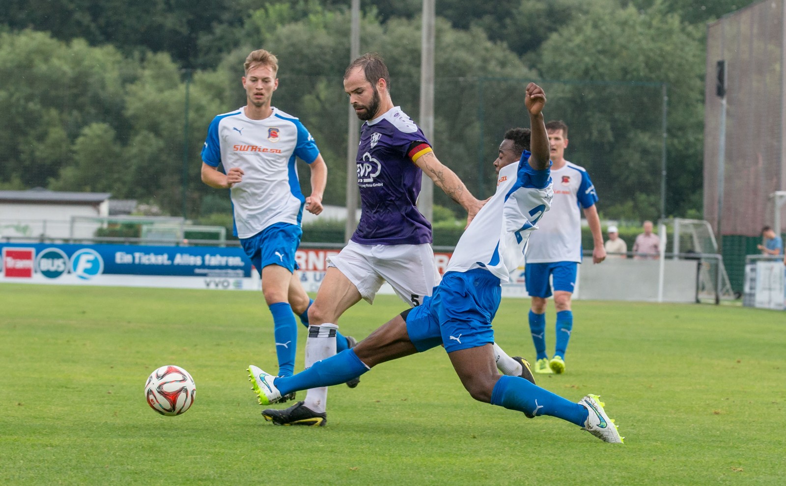 Christoph Hartmann hält sich seinen Gegenspieler fern und führt den VfL Pirna als Kapitän. Foto: Marko Förster