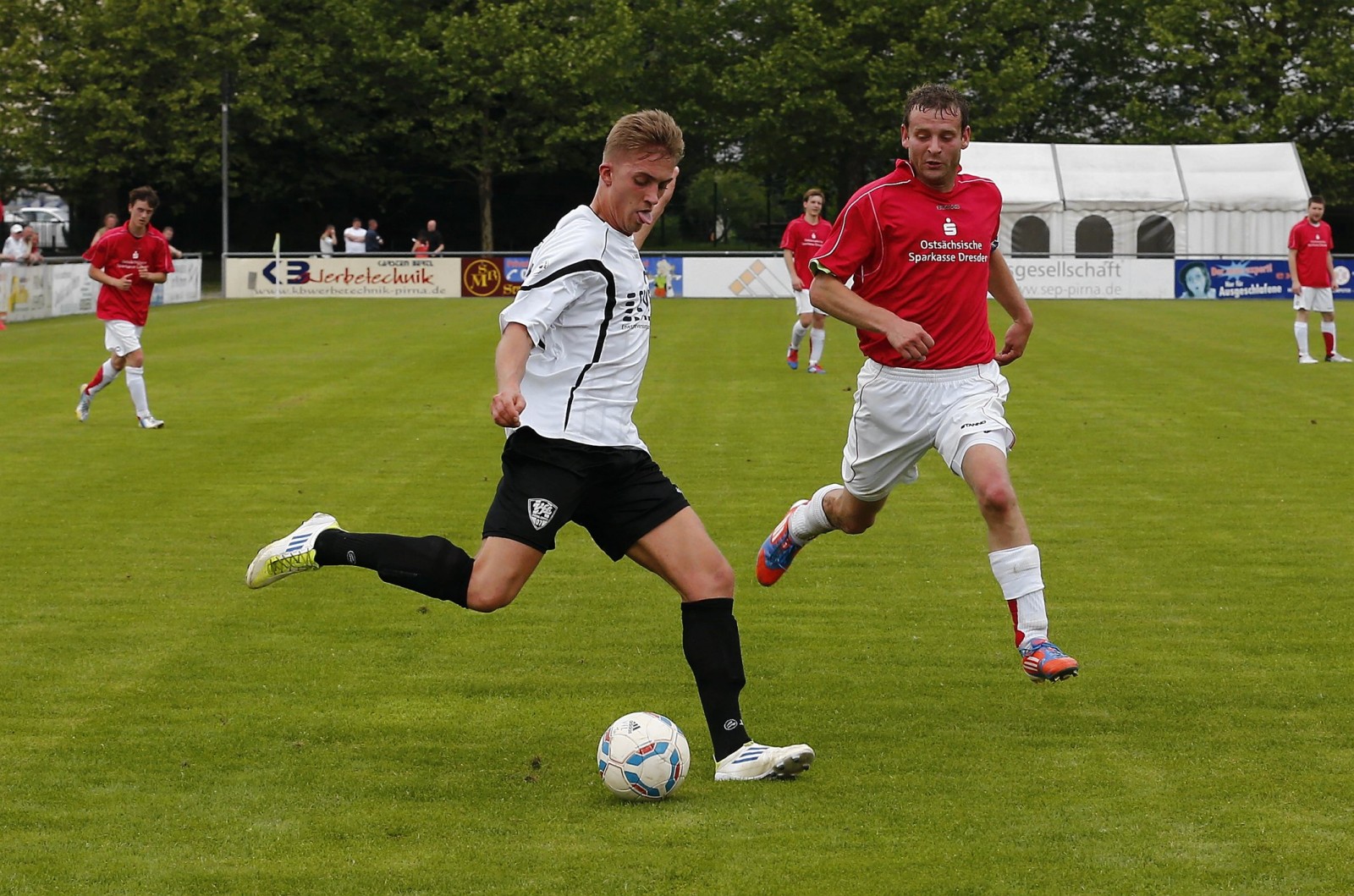 Marcel Reck vom VfL setzt zur Flanke an. Foto: Marko Förster