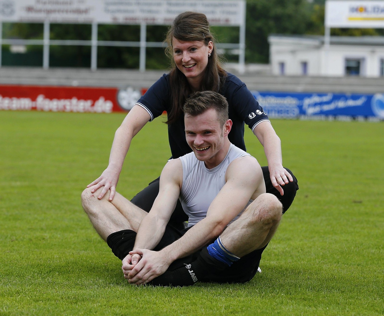 Die VfL-Physiotherapeutin hilft bei Verteidiger Hempel nach. Foto: Marko Förster