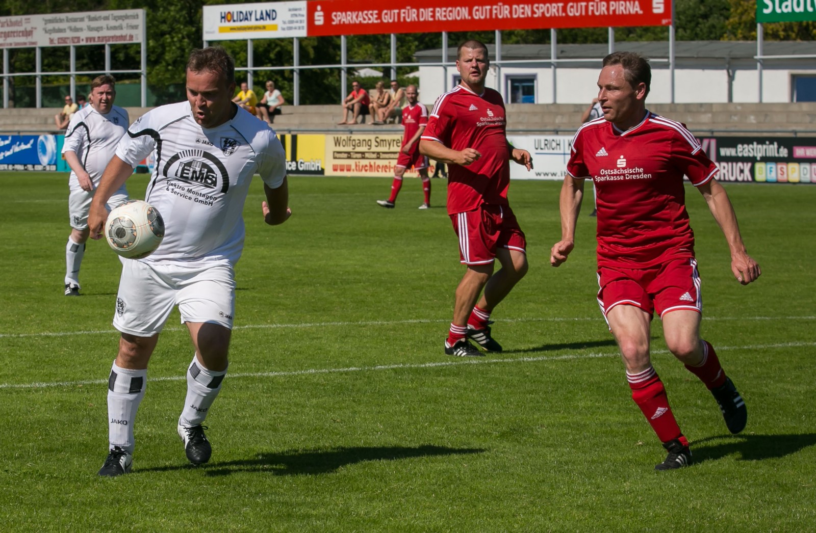 VfL-Spieler Markus Anton kickt für die 