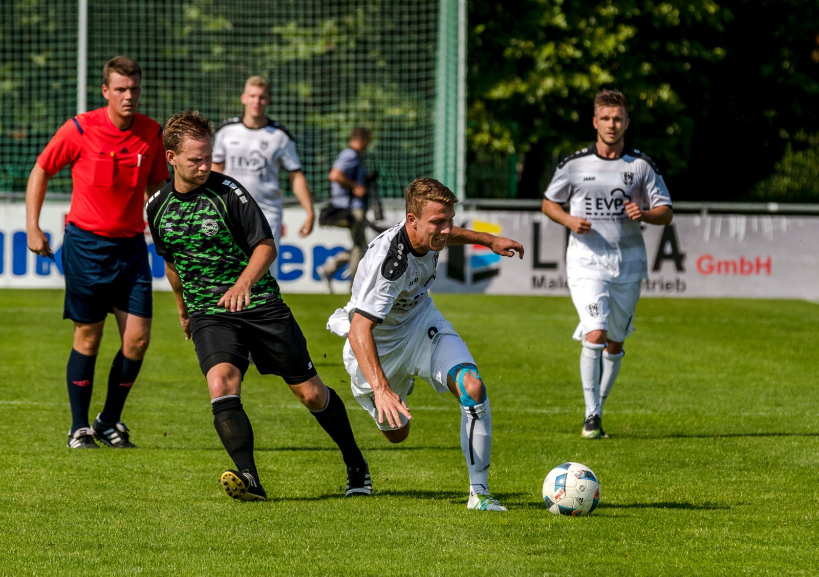 VfL-Angreifer John-Benedikt Henschel scheut keinen Zweikampf. Foto: Marko Förster