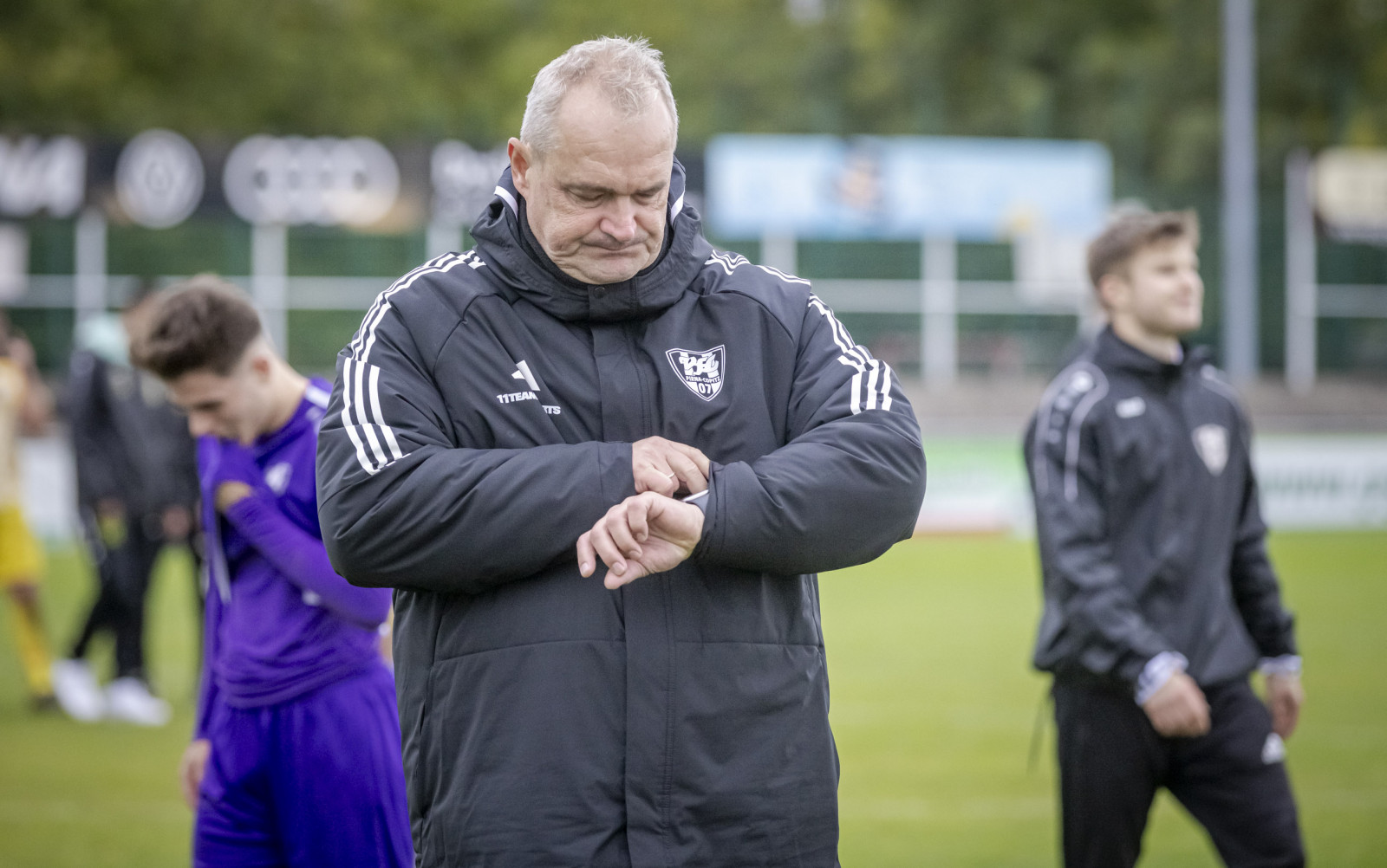 Zeit, die nächsten Punkte zu sammeln: VfL-Trainer Jens Wagner beim Blick auf die Uhr. Foto: Marko Förster