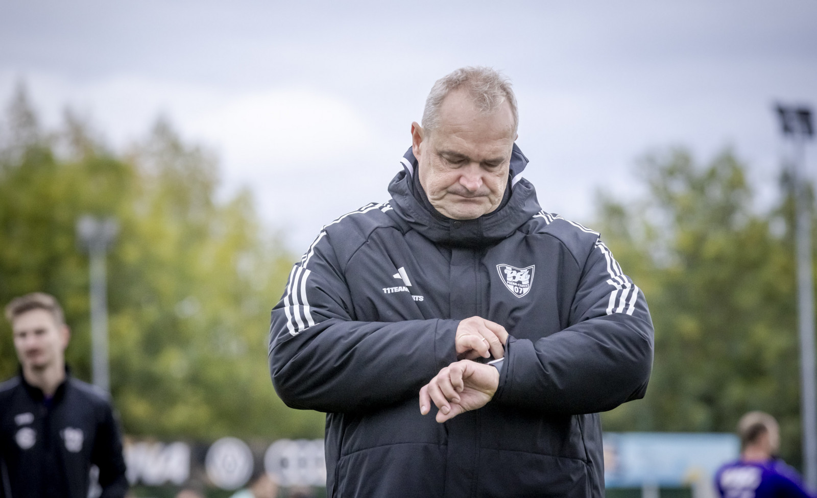 Zeit, die nächsten Punkte zu sammeln: VfL-Trainer Jens Wagner beim Blick auf die Uhr. Foto: Marko Förster