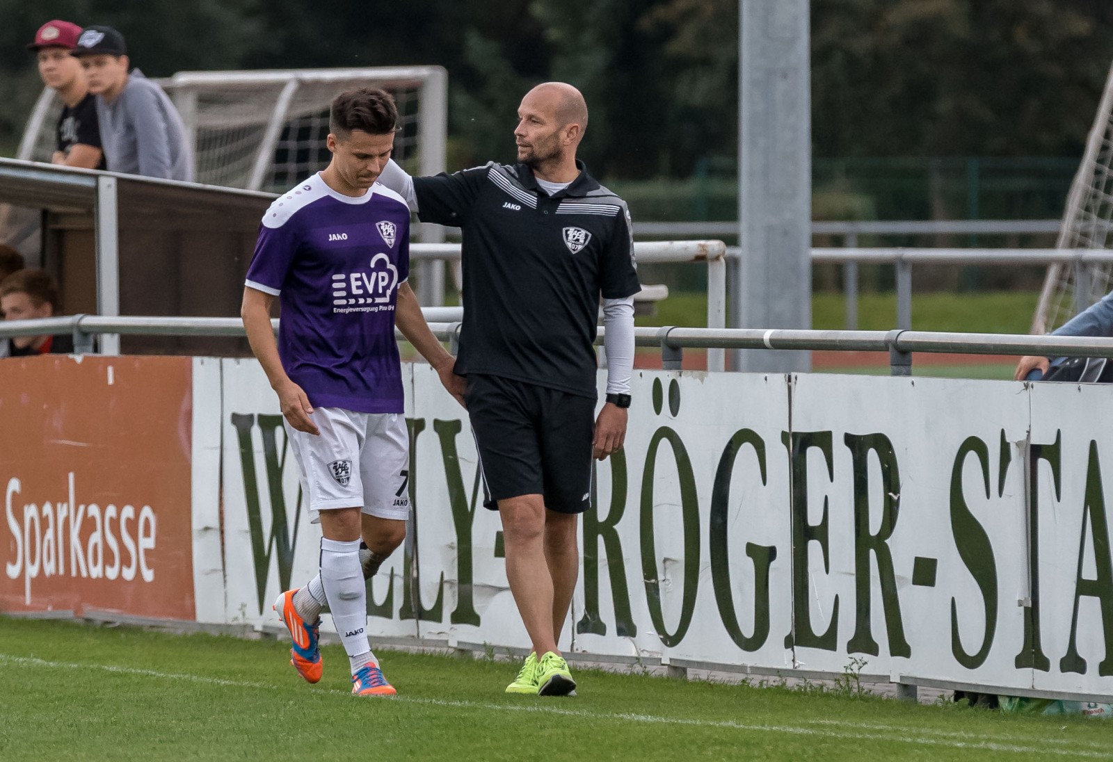 Lob vom Trainer: Nico Däbritz nimmt sich Zeit für seine Spieler - hier mit Erik Weskott. Foto: Marko Förster