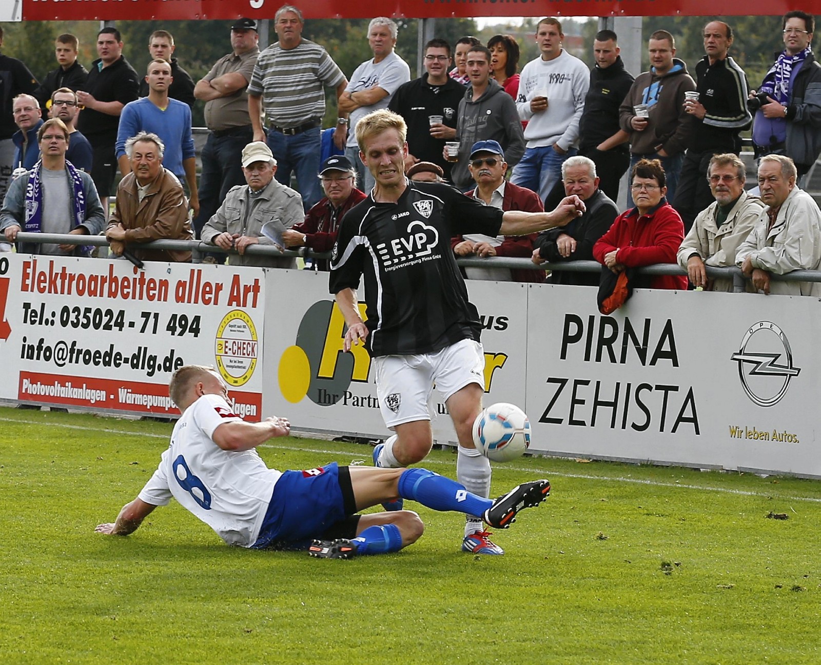 Copitz-Spieler Nagel wird im Sturmlauf unsanft gebremst. Foto: Marko Förster 