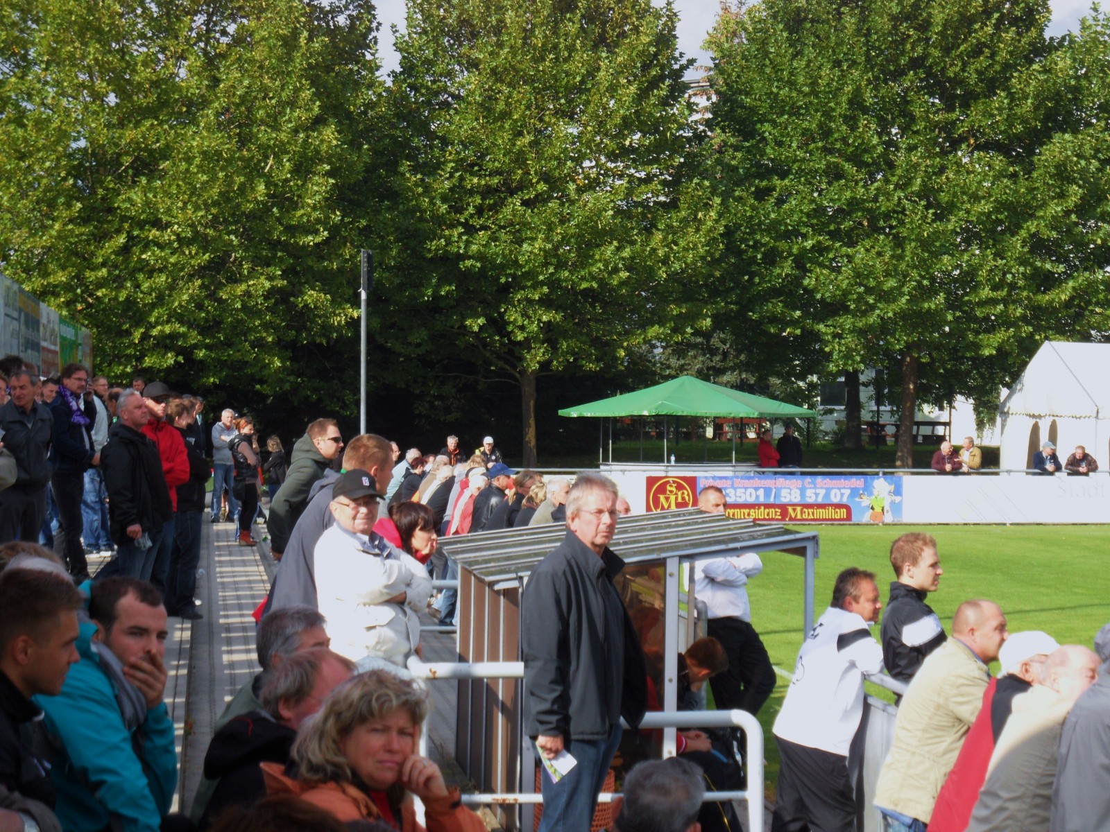 Treue Zuschauer im Willy-Tröger-Stadion.