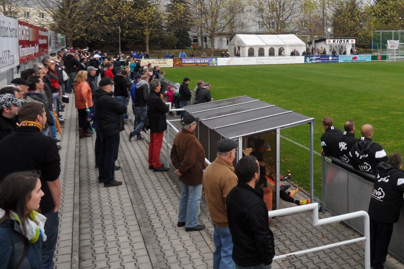 Im Pirnaer Willy-Tröger-Stadion herrscht eine gute Kulisse. Foto: VfL/rz