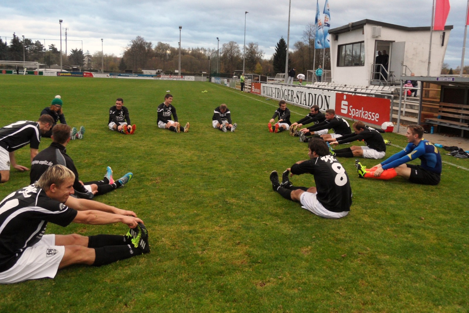 Nach dem Spiel ist vor dem Spiel: Dehnung bei Pirna-Copitz. Foto: VfL/rz