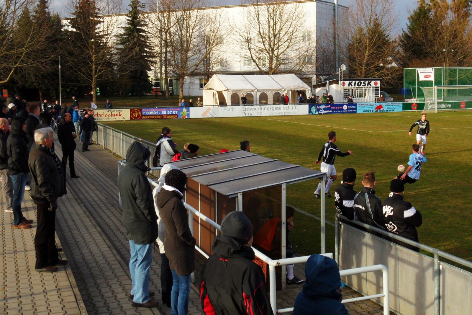 Trotz rauen Winds! Viele VfL-Fans kamen ins Willy-Tröger-Stadion. Foto: VfL/rz