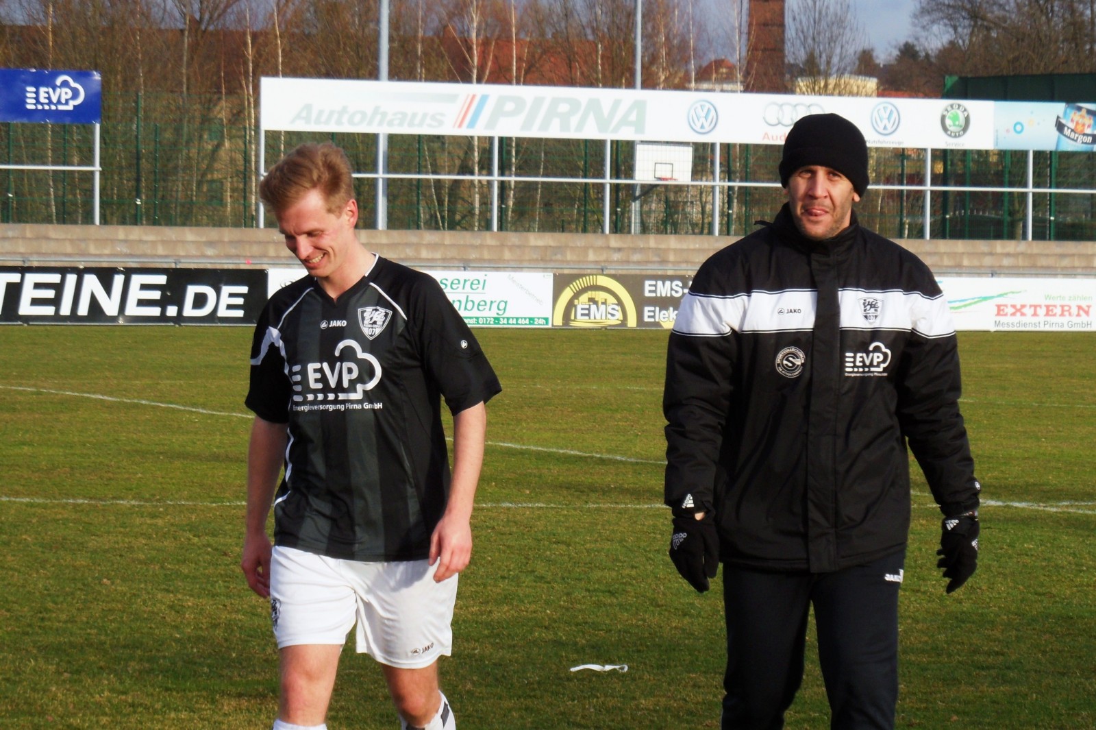 Freuen sich Ã¼ber drei Punkte: Rutger Nagel (li.) und VfL-Coach Elvir Jugo (re.). Foto: VfL/rz