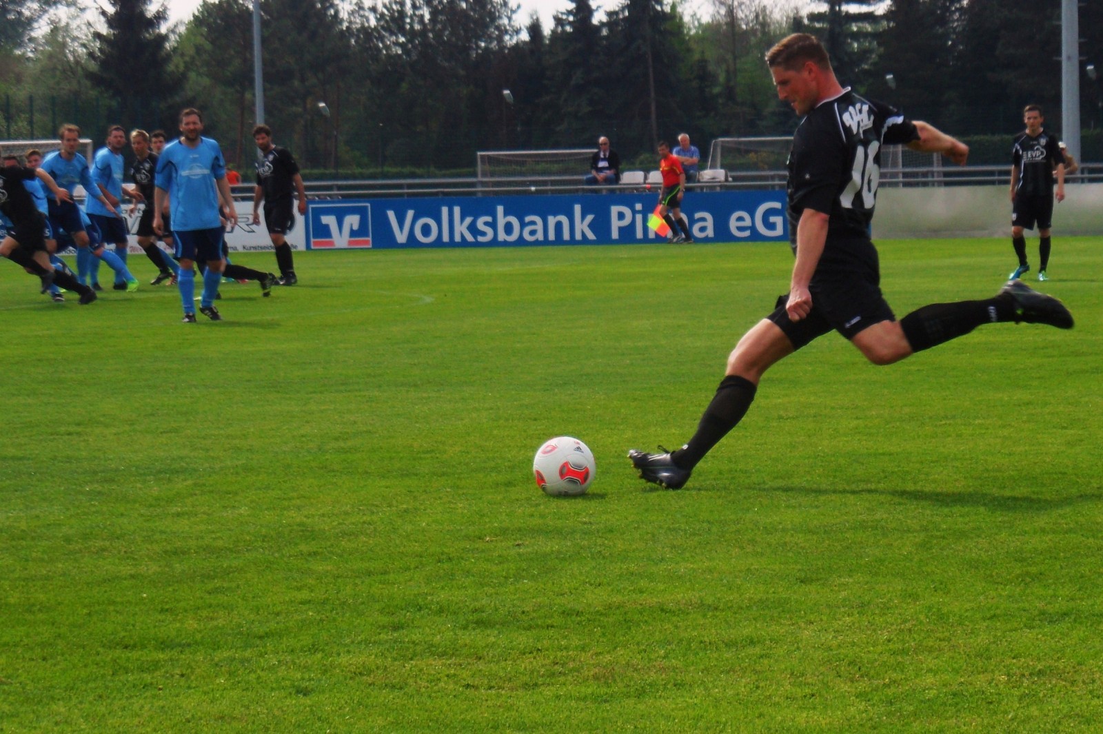 Mit voller Spannung! Steffen DÃ¶rner (VfL) zieht ab. Foto: VfL/rz