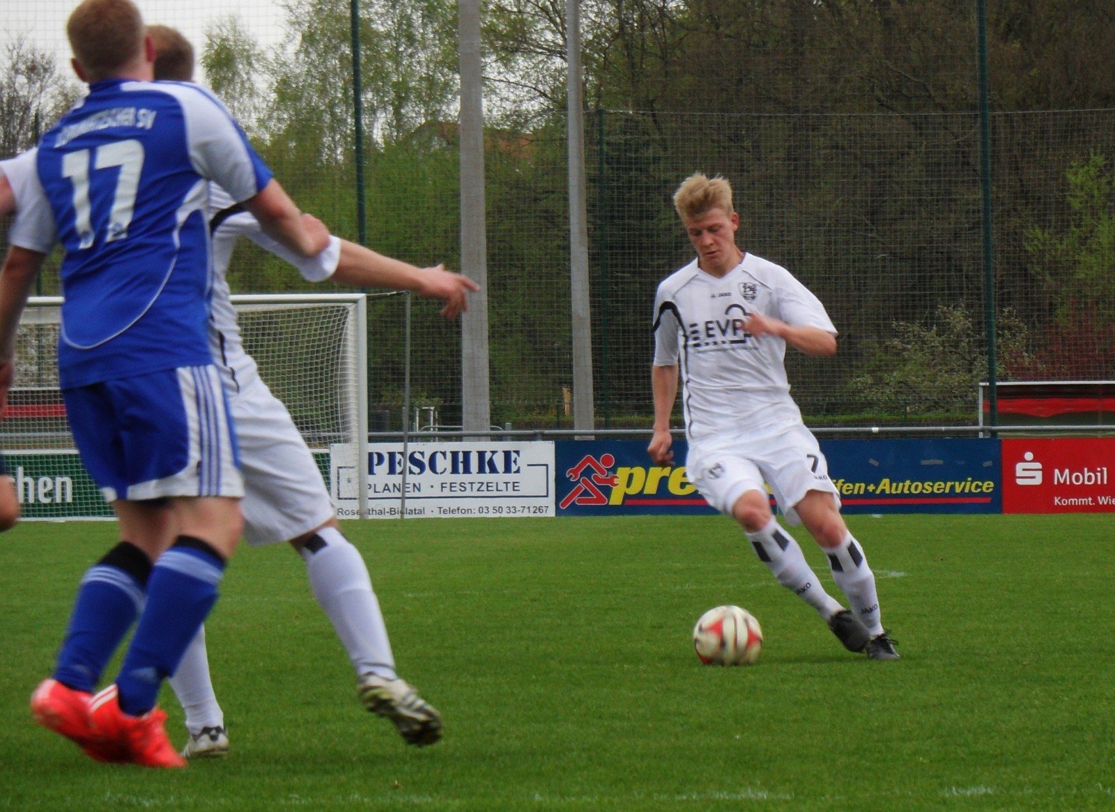 Stratege im Mittelfeld: Tobias Naumann vom VfL führt den Ball. Foto: VfL/rz