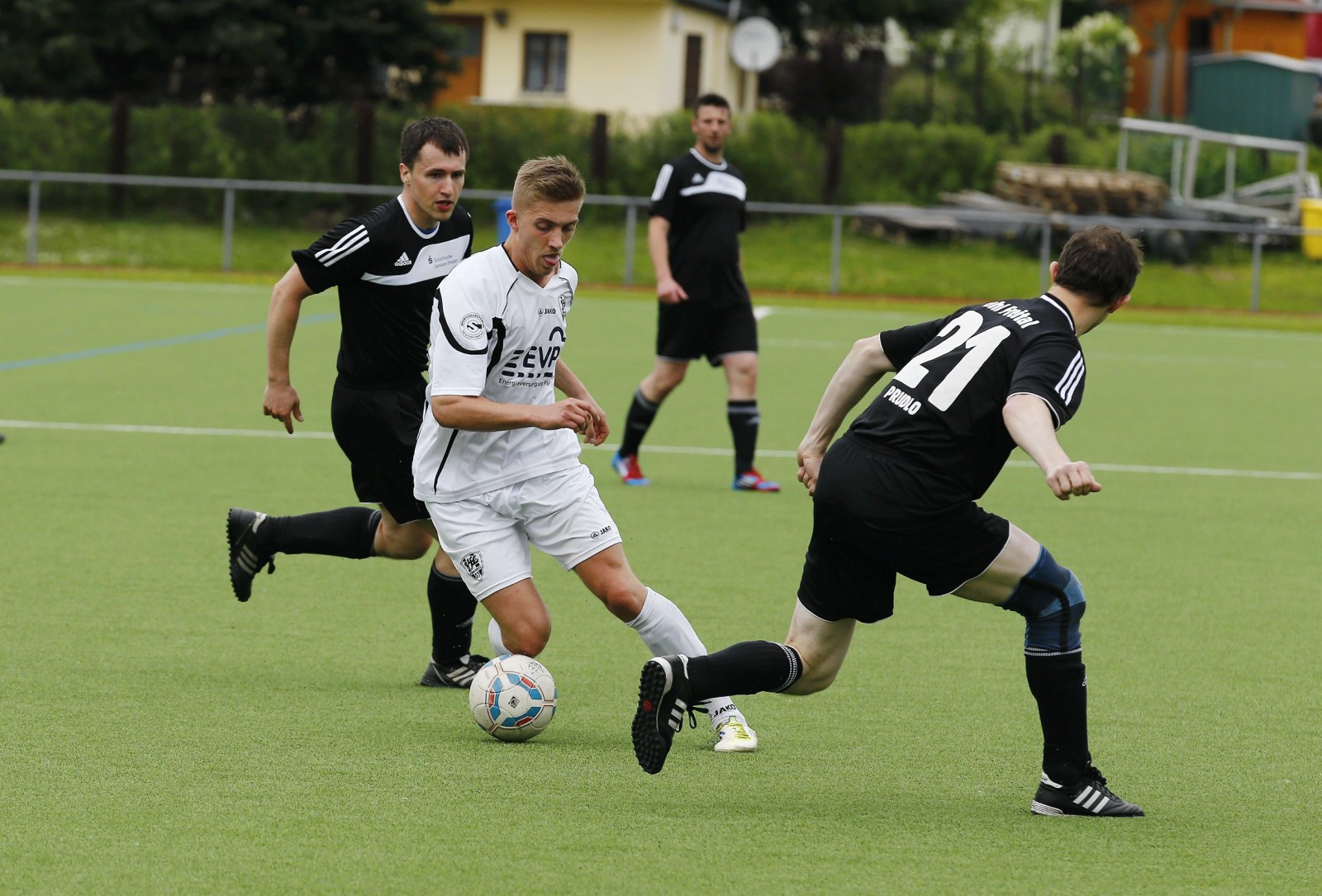 VfL-Kicker Marcel Reck dribbelt an seinen Gegnern vorbei. Foto: Marko Förster