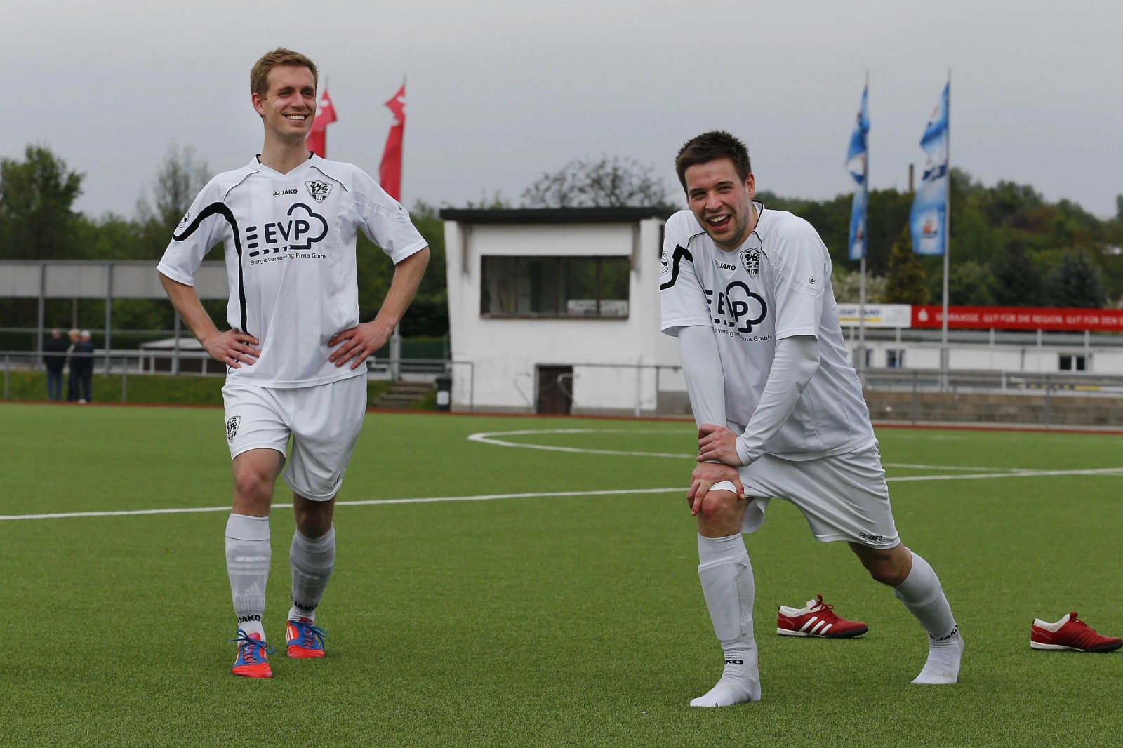 Dehnen sich nach dem Spielende: Rutger Nagel (links) und Johannes Hartmann vom VfL. Foto: Marko FÃ¶rster