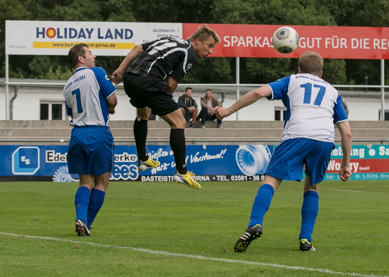 Ronny Kreher vom VfL im Kopfballduell. Foto: Marko Förster